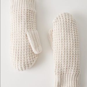 NWOT Aritzia Main Character Lolo Mitten